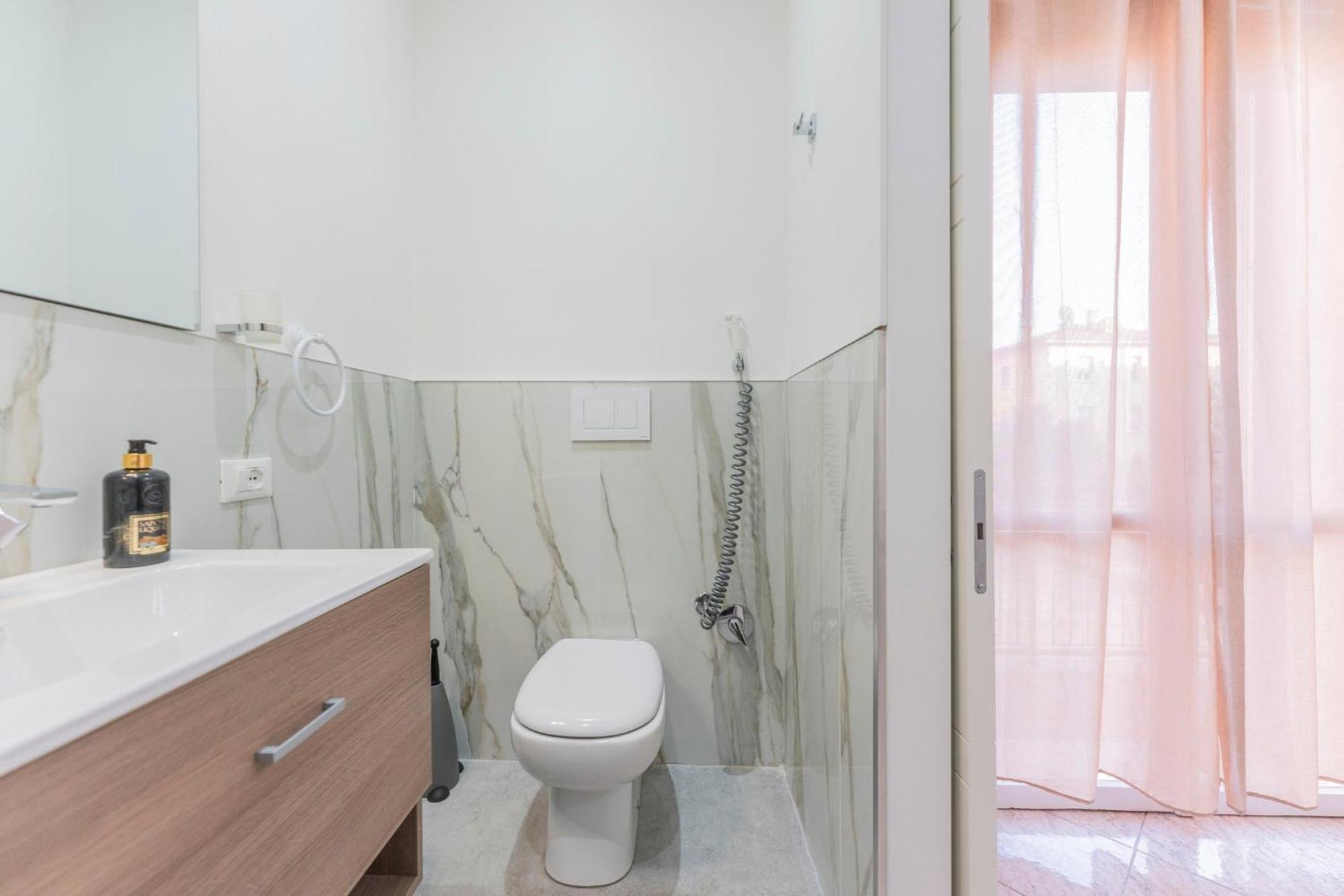 Fioravanti - San Luca & Genesis House, A Pochi Passi Dalla Stazione, Vicino Al Cuore Di Aparthotel