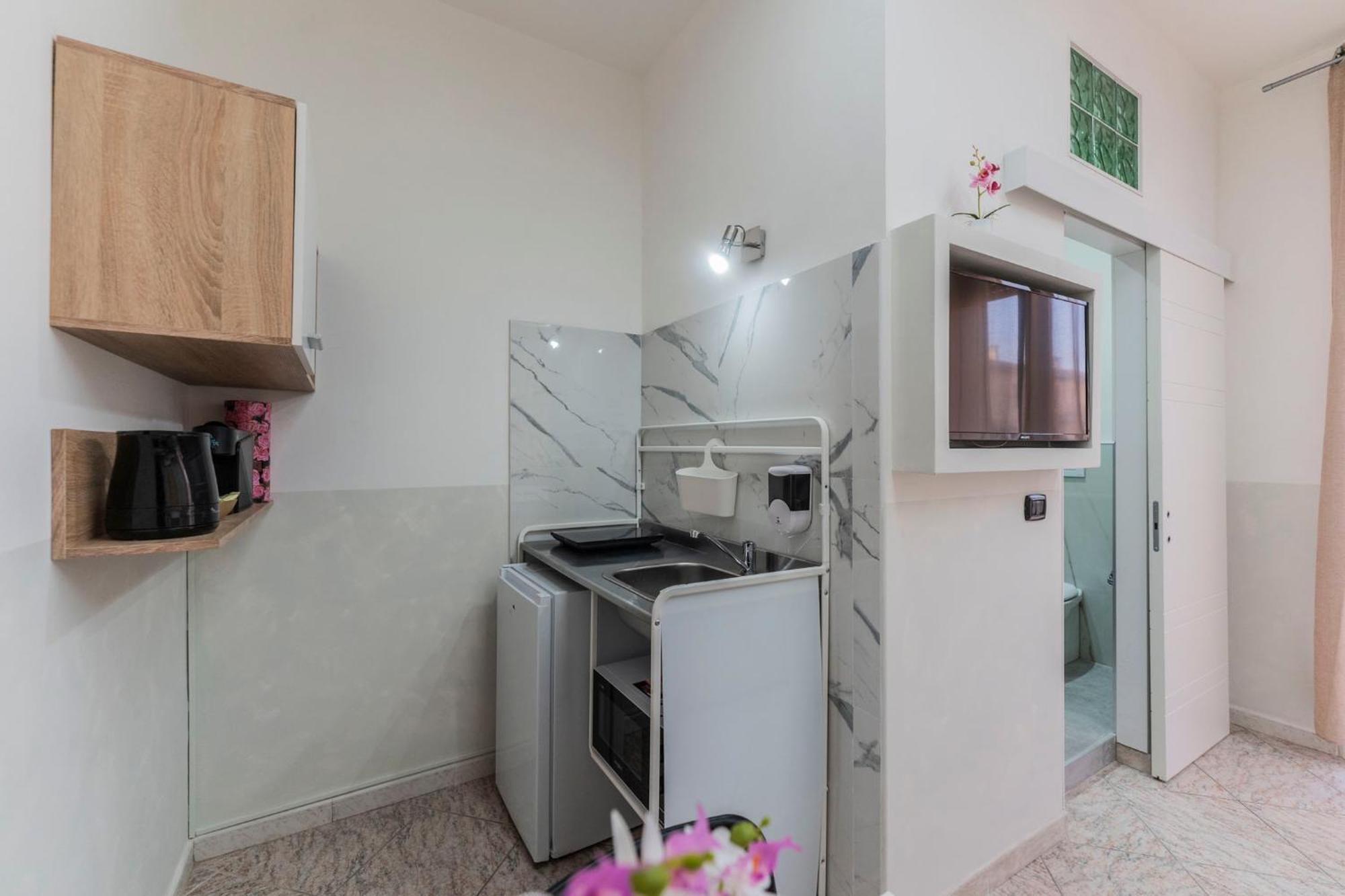 Aparthotel Fioravanti - San Luca & Genesis House, A Pochi Passi Dalla Stazione, Vicino Al Cuore Di Bologna