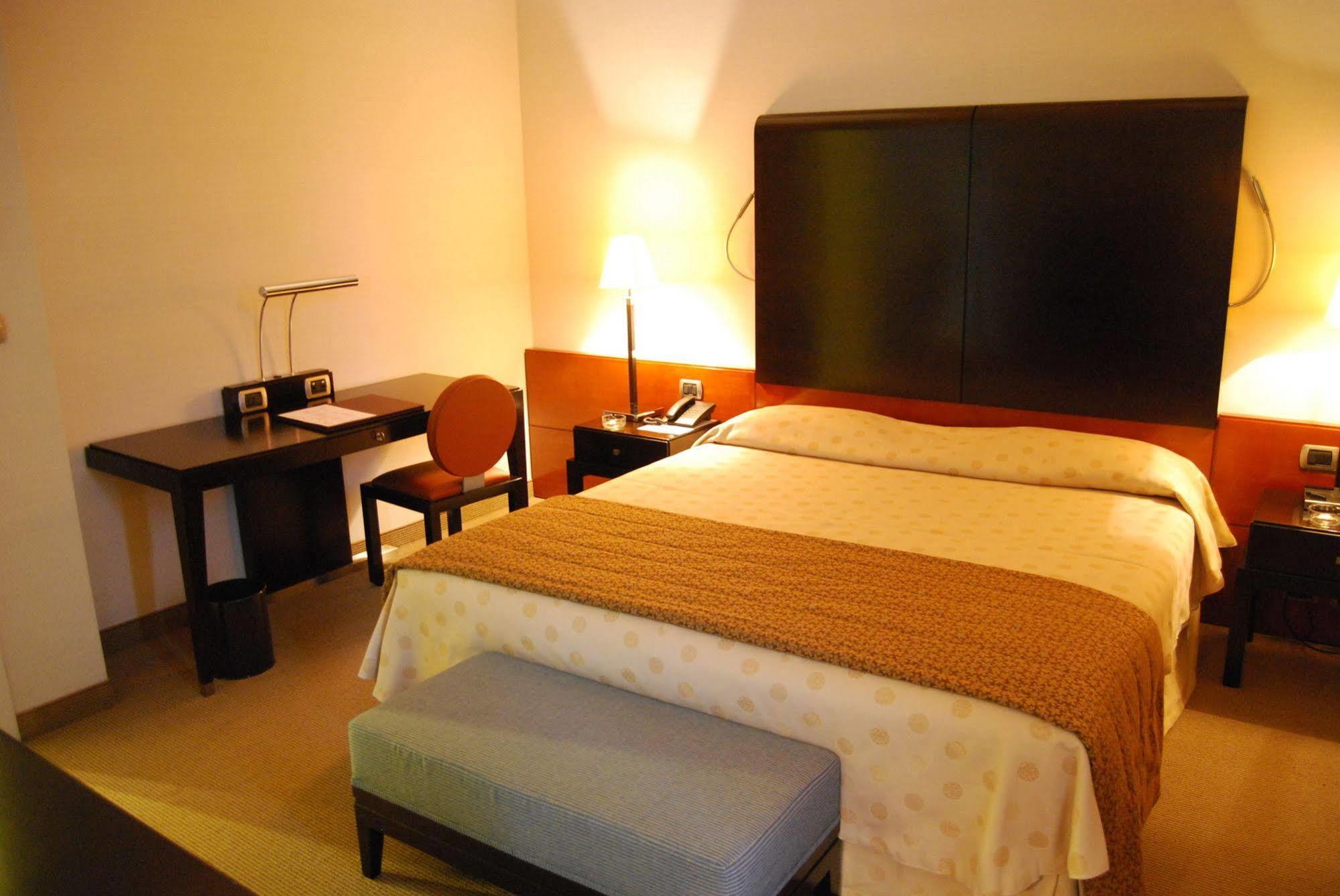 Flyon & Conference Center 4*