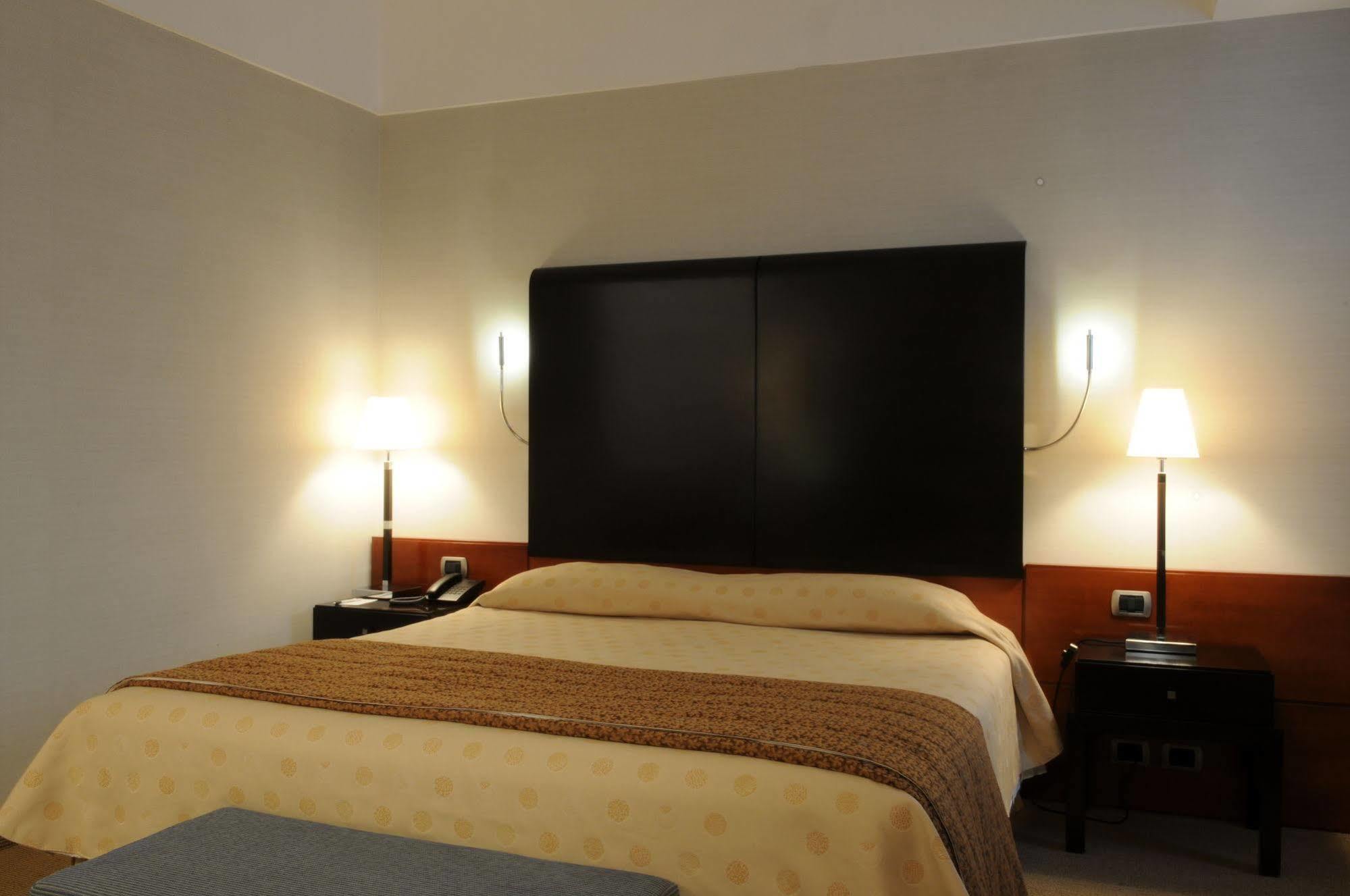 Hotel Flyon & Conference Center