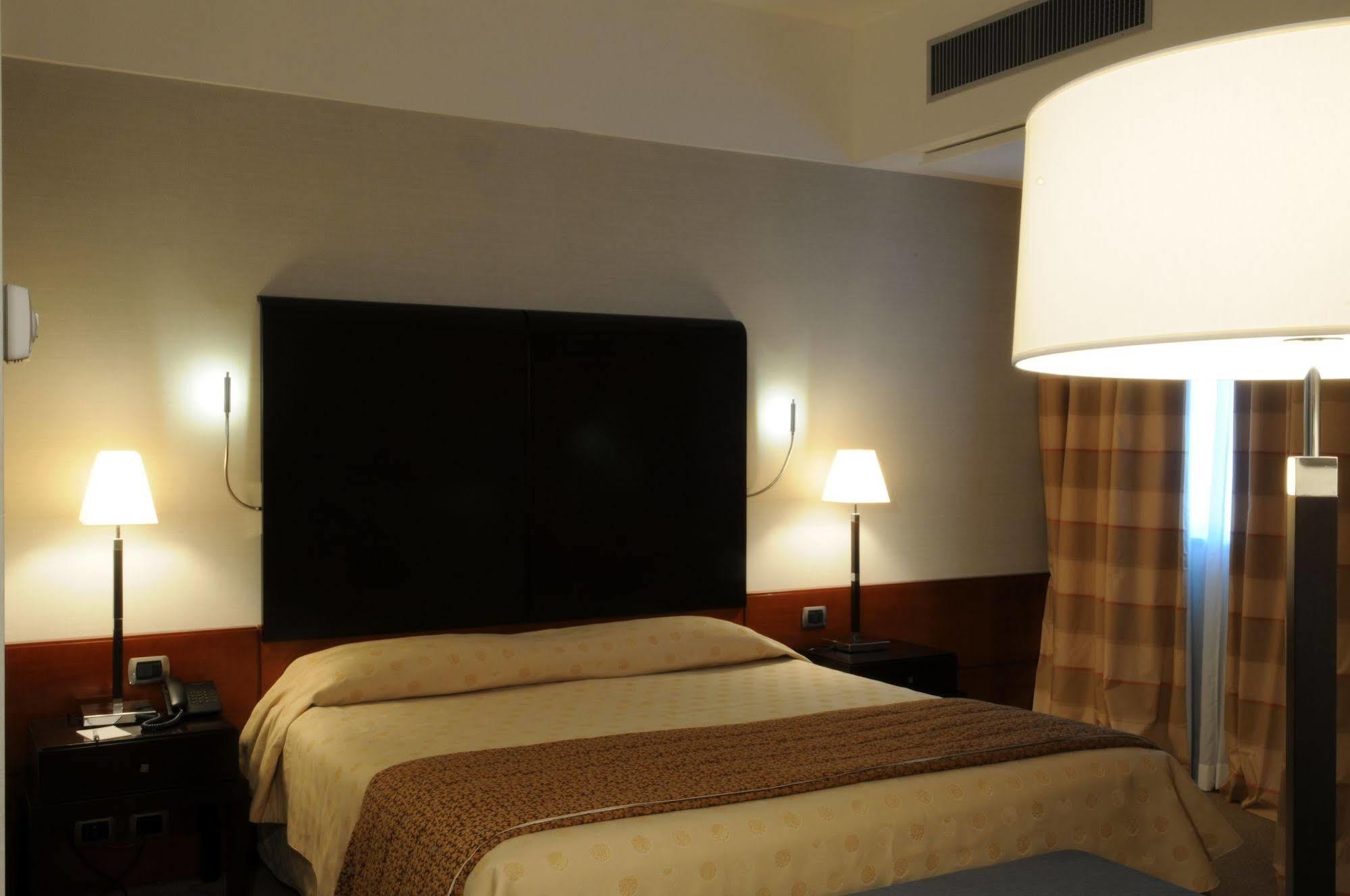 Flyon & Conference Center 4* Bologna
