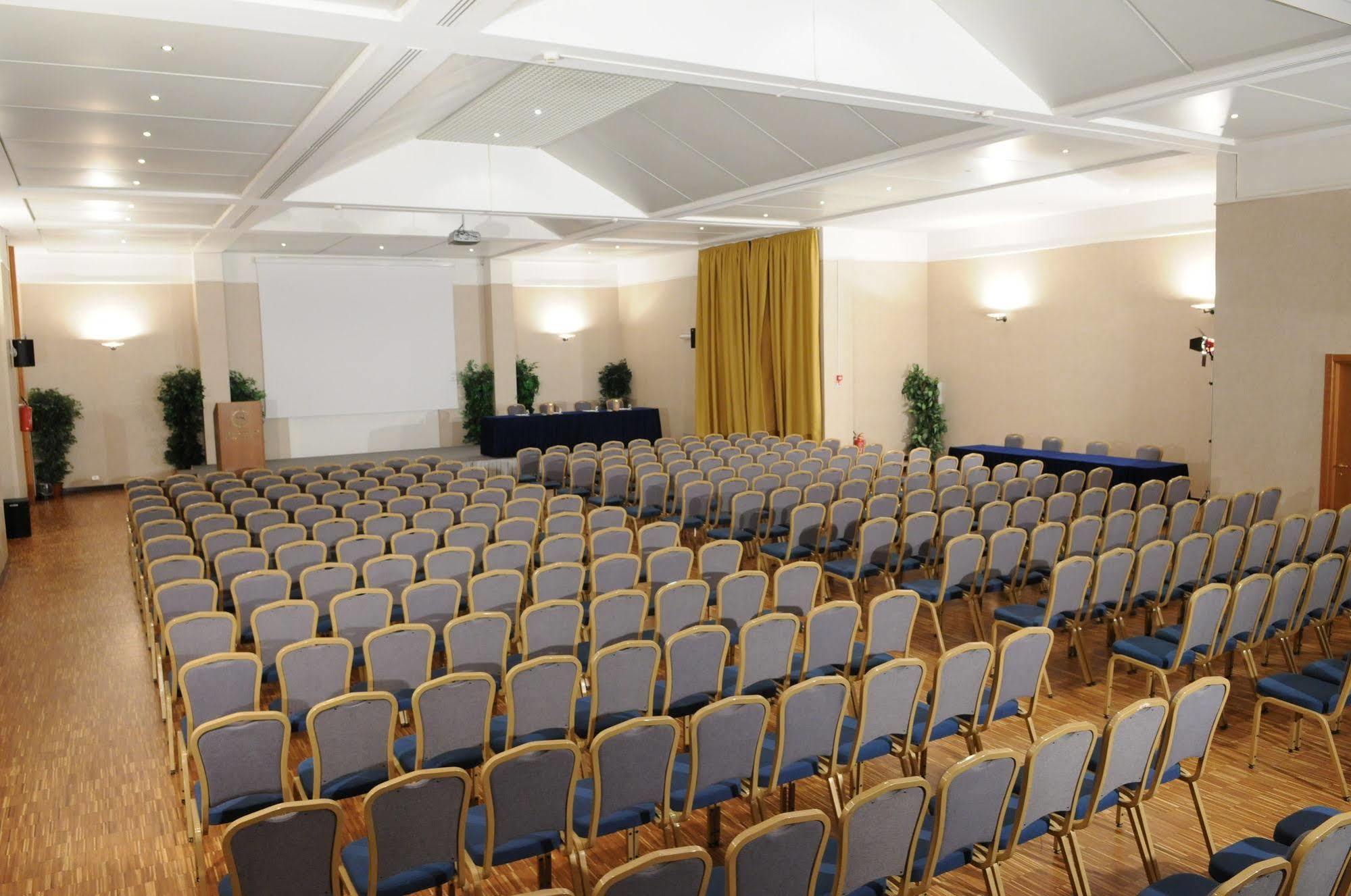 Flyon & Conference Center 4*